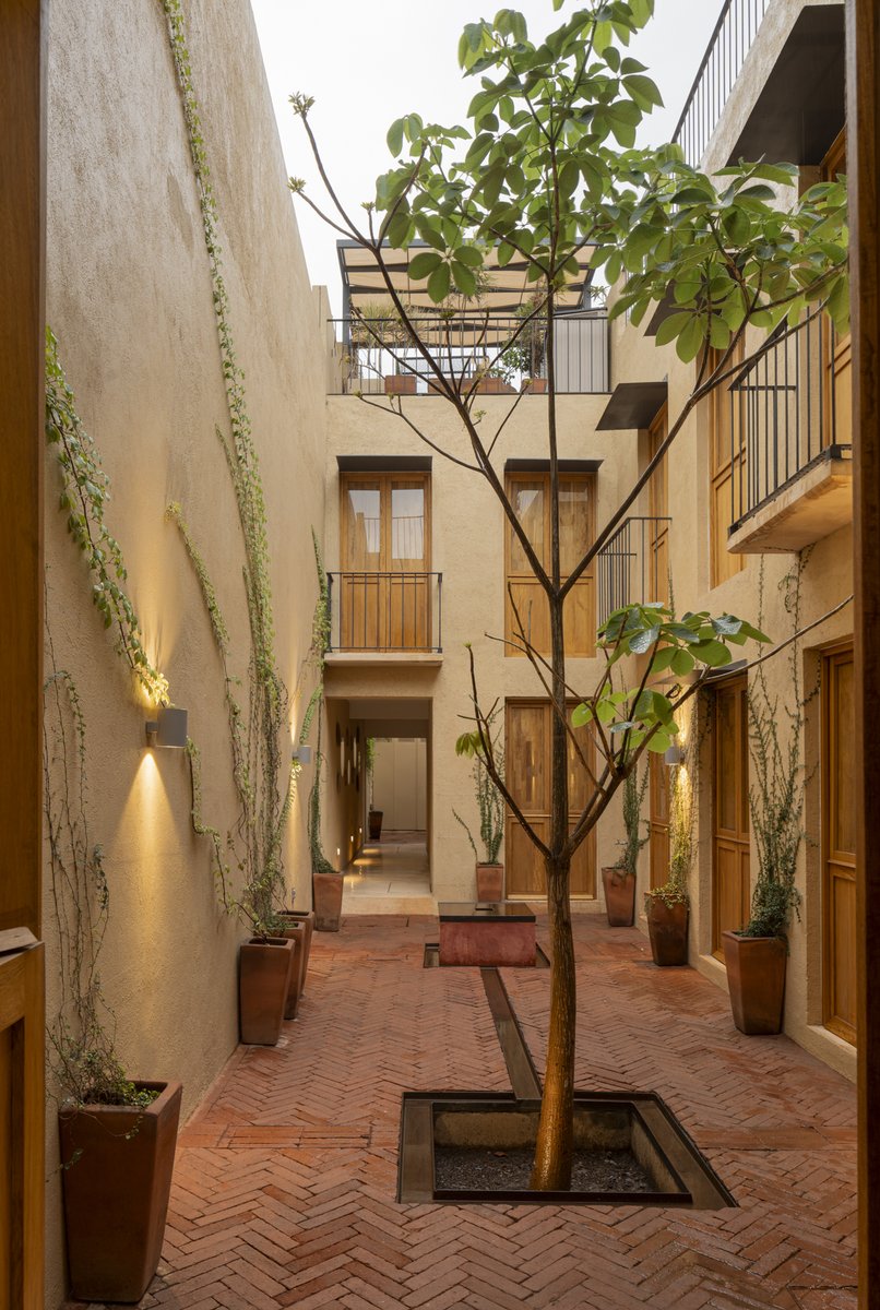 Architizer's tweet photo. Heritage details and new interventions come together to form eight updated homes with a strong sense of community.

📍Oaxaca, Mexico
 
Project by: CUETO ARQUITECTURA
Details: https://t.co/B9hInaExNB https://t.co/89PO2SJsJb