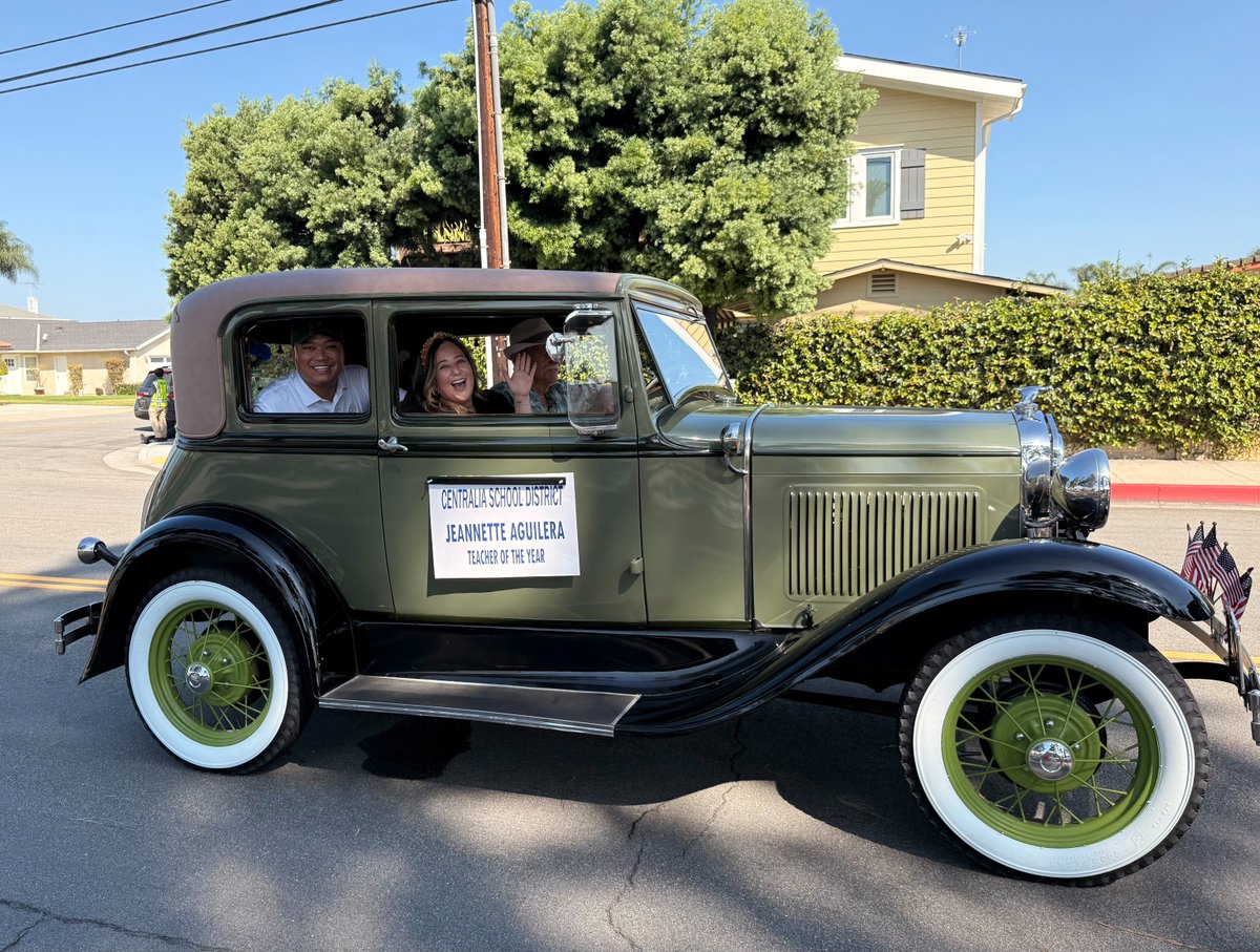 CentraliaESD's tweet photo. 🎉 Fun moments at the La Palma Festival of Nations! 
Miller &amp; Los Coyotes Schools joined the parade with our Teacher and Classified Staff of the Year.
Thank you Trustee Hernandez for volunteering at our booth 🙌
#CESDProud #Community https://t.co/WggU9R3t7Q