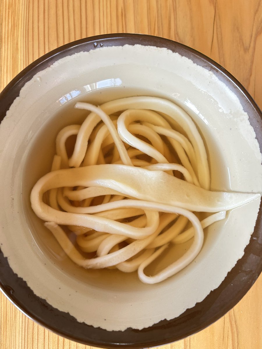 おはようございます！

だんだん秋が深まっていく感じ🍁
見上げるといつの間にか高い空になってますね☺️
深呼吸して清々しい気持ちで過ごしたいものです。
スッキリしたうどんはいかがですか✨
出汁と麺だけでTheシンプル！

野菜のおかずあります💕

 #山もり