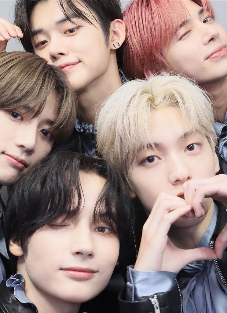 divaxdiaries's tweet photo. my five forever ₊˚⊹☆ https://t.co/jXFMWJ8ySh