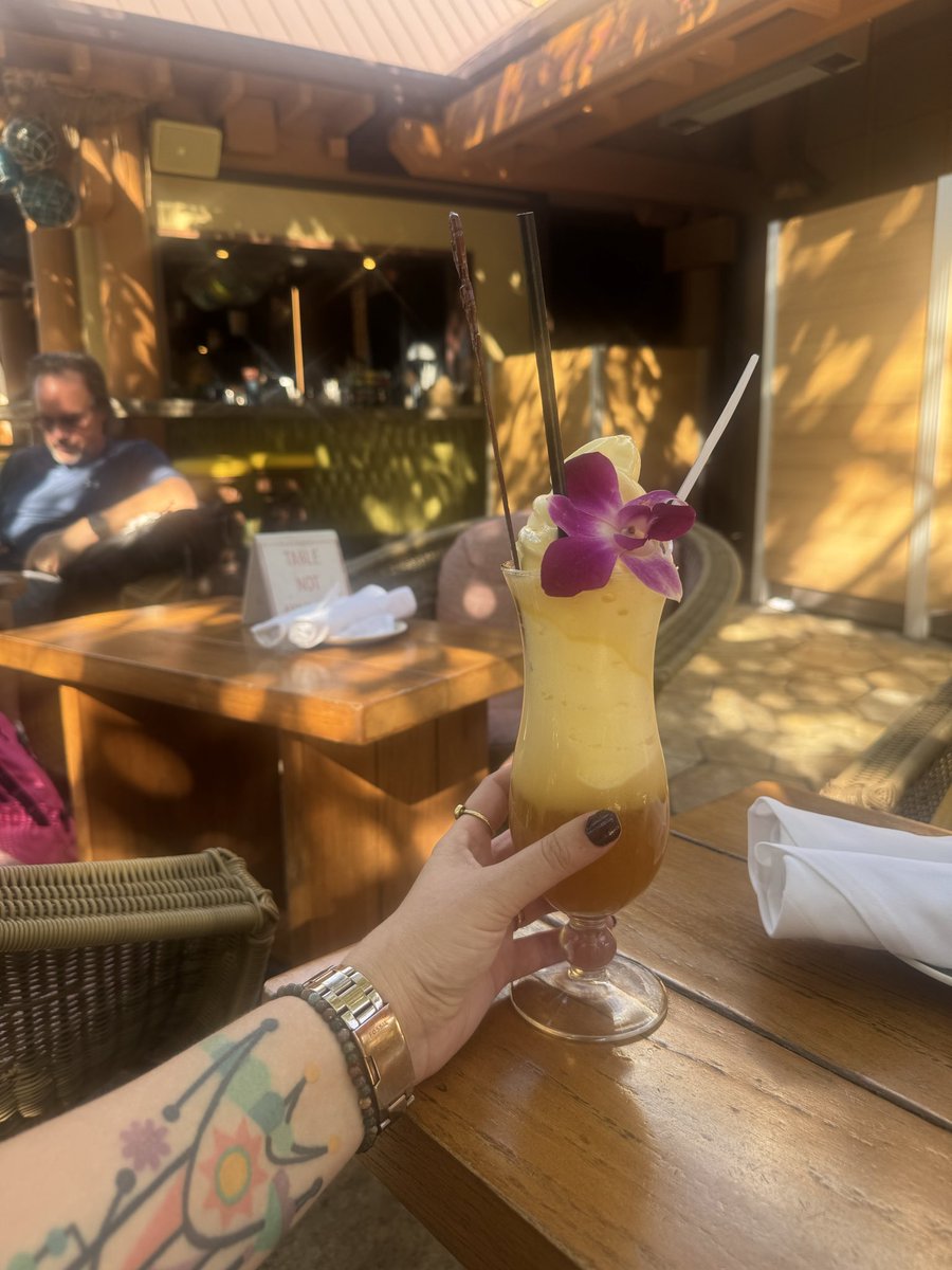 flies across the length of the country to immediately go to a restaurant we have 15 minutes from home 🌸🍍 cheers to the superior trader sam’s!