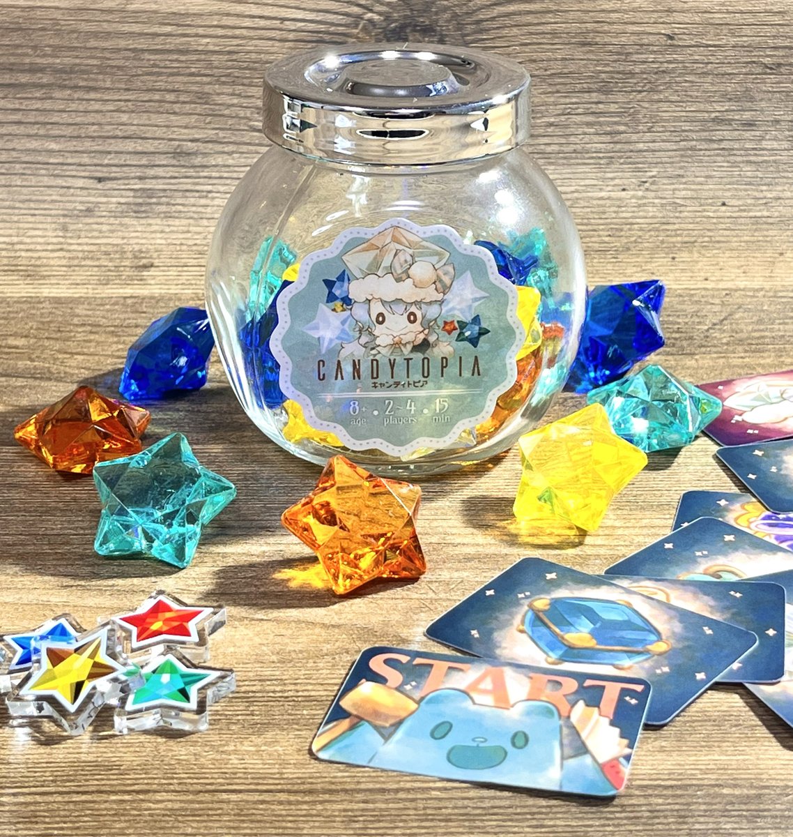 inoueosamu's tweet photo. 【告知】CANDYTOPIA -キャンディトピア-
2019年にうずまきスイッチさんが作成した、飾れて遊べる瓶入りゲーム「フラワーズ・フォー・バルコニー」のリメイクです。
ルール変更はありませんが、今回はキャンディを振り出し先に王様に品物を献上した人の勝ちです✨
#ゲムマ2025秋
#candytopia https://t.co/KQHXgJR89n