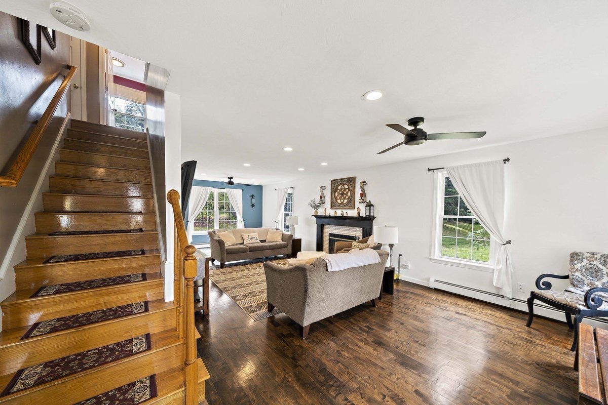 Sull12's tweet photo. Congratulations to my #Buyers on their executed Purchase and Sale Agreement on this fantastic 5 bed, 2.5 Colonial in #BradfordMA!

#BLRE #OneStepCloser #HelpingFamilies https://t.co/lKZLzRHevg