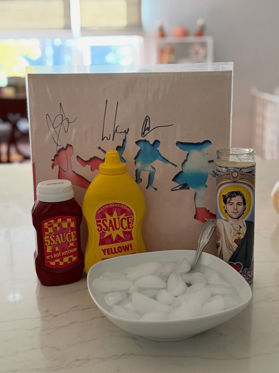 The5SOSYears's tweet image. Last chance to RT for good luck for those #EveryonesAStarWorldTour tickets ⭐️ 

⭐️⭐️⭐️⭐️⭐️⭐️⭐️