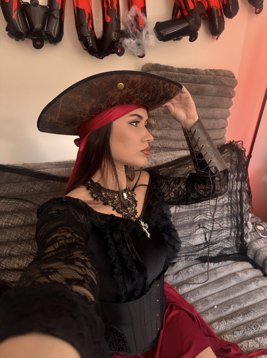 badbelleee's tweet image. AHOY me matey!! Im not stopping the stream till the clock runs out! come have a drink with me while I do some gaming 🤓 #subathon #halloween #twitchstreamer  twitch.tv/badbellee