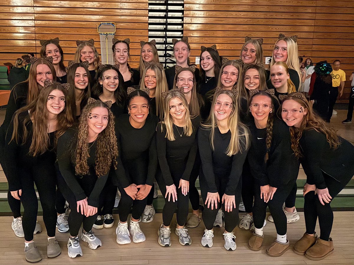 YVBTigers's tweet photo. These 🏐Cheetahs are putting in work tonight for a great cause! 🐆💚 We were missing Maci for a minute but now she's found!😉 Another year, another great event put on by @YHSAthletics! 
#Spooktacular https://t.co/BxtnfItESW