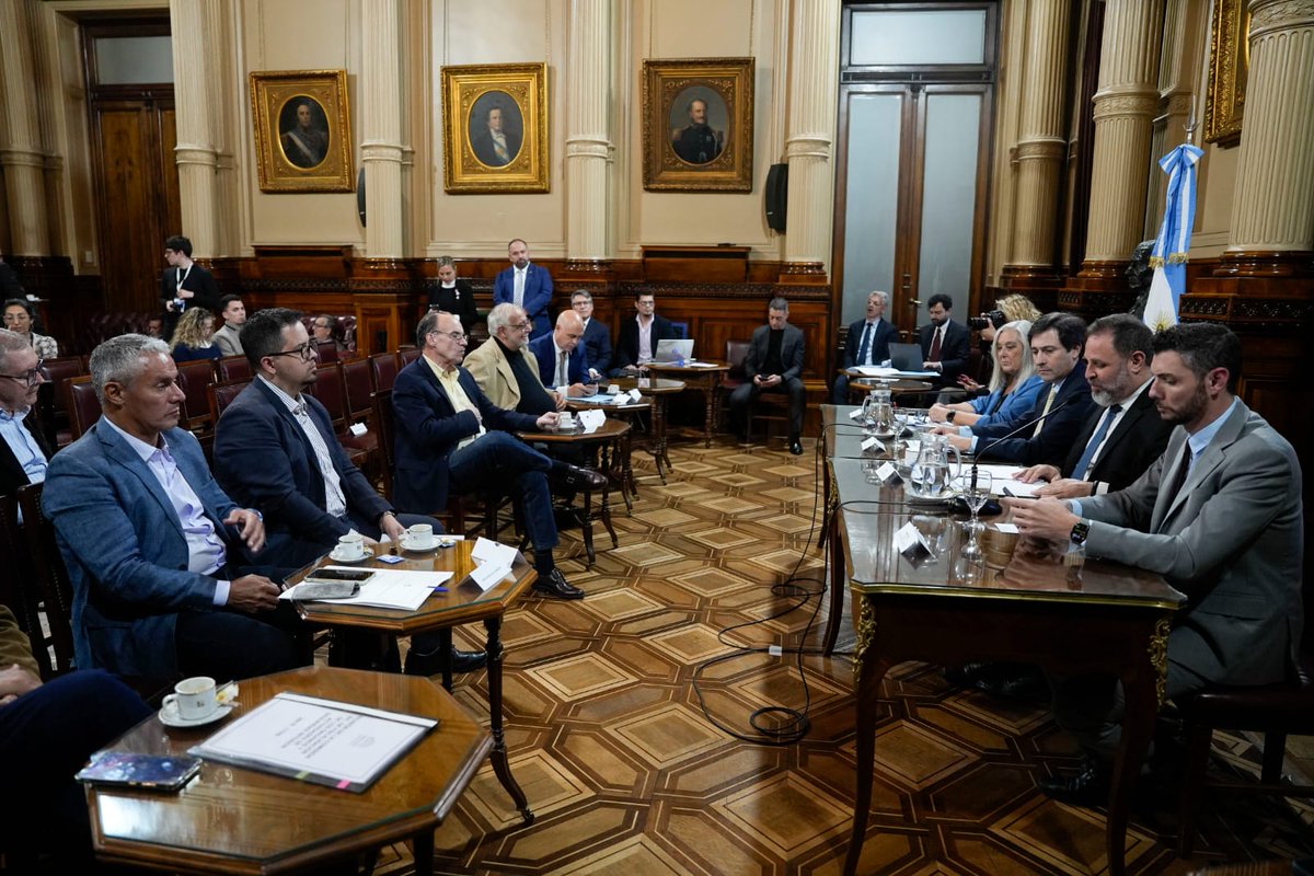 Estamos reactivando la Bicameral de Seguridad. Hoy firmamos un protocolo nuevo para que diputados y senadores recorran las provincias con el objetivo conocer de primera mano las problemáticas de las fuerzas. Desde La Libertad Avanza queremos fuerzas modernas, equipamiento a la
