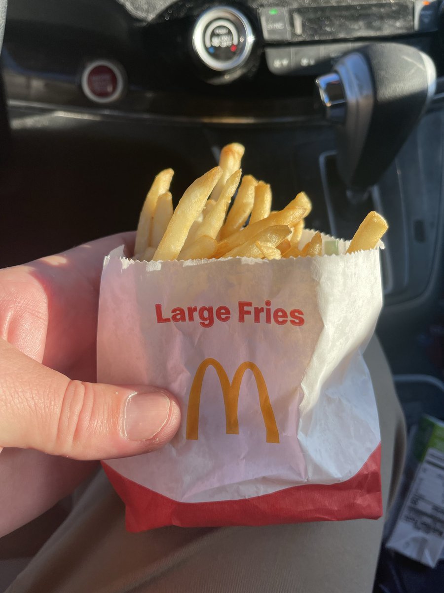ryanbrashears2's tweet photo. @McDonalds large fry at McDonald’s . This was the same in a happy meal 5 years ago . Value meals have tripled . First time here in 1 year . I will never eat at here again . Used to come once a week . You are definitely clowns https://t.co/vDkh82kWtB