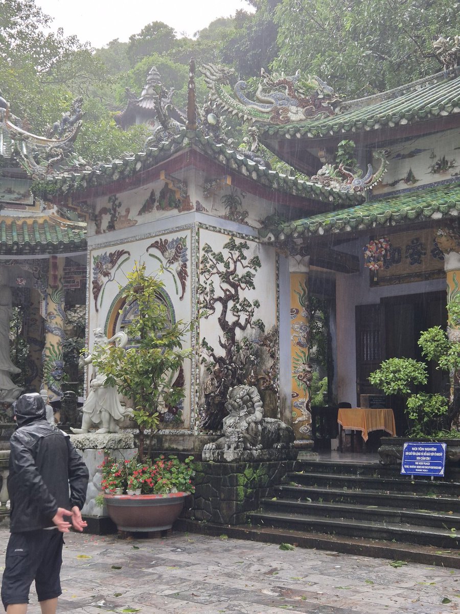 MarcelaKovov4's tweet image. 🇻🇳 Dobré ráno z Vietnamu. Včerejší pokus o návštěvu Mramorových hor v tomto zapeklitem počasí 🌧🌧🌧 také úplně nevyšel. Toto místo je známé svými jeskynními chrámy, pagodami a historickým zpracováním mramoru, který se zde nachází ⛩️
 #NguHanhSon