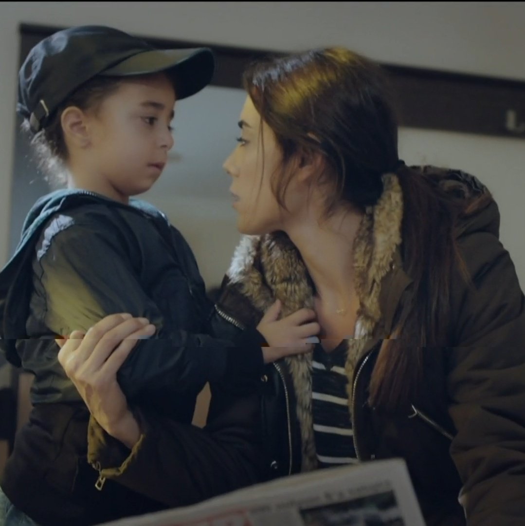 Lindo ver como a moça largou toda a sua vida pra poder proteger a criança, é o instinto de um amor materno sem ter sido ela que pariu a criança,  amor esse que a mãe de sangue da Melek que deveria ter dado à ela. Mas é como dizem: mãe é aquela que cria. 

#NovelaMae