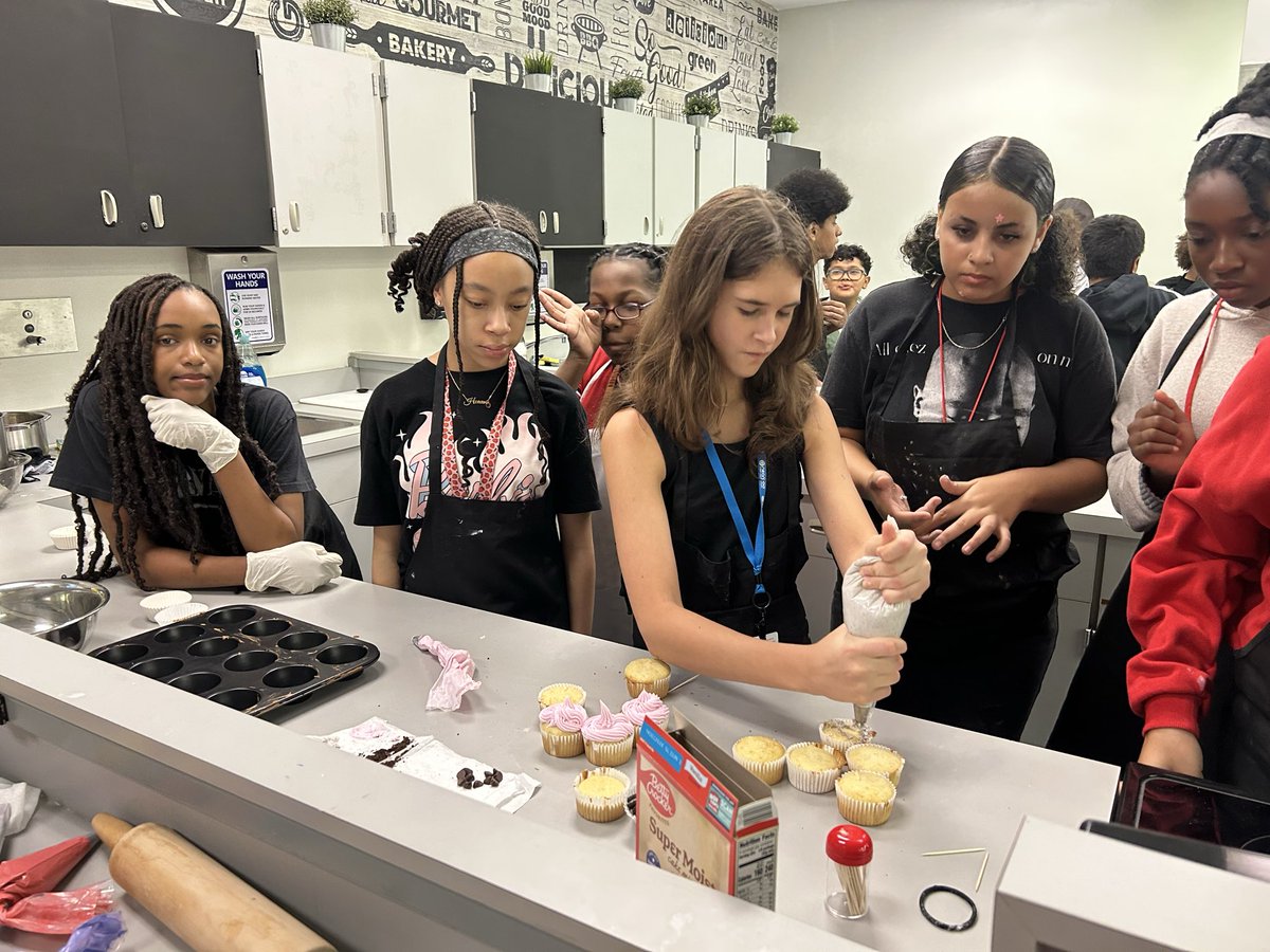 OMSVikings's tweet image. Cupcake Wars at Olsen Middle! 🧁 Students showcased creativity, teamwork, and culinary talent while mastering food prep, safety &amp;amp; presentation! 👩‍🍳
Olsen offers AWESOME electives—debate, dance, coding, robotics,marine science🌊&amp;amp; more!
#AwesomeOlsen #FutureChefs #CulinaryArts