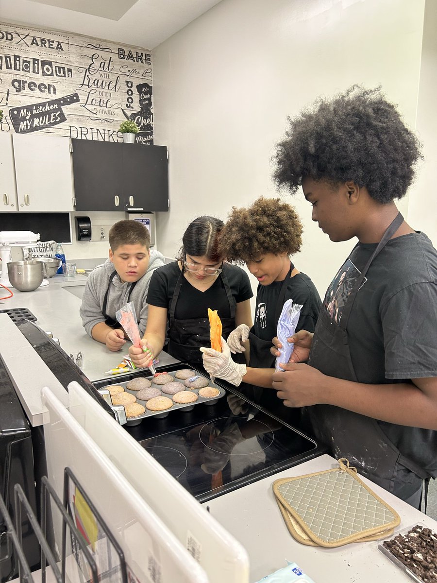 OMSVikings's tweet image. Cupcake Wars at Olsen Middle! 🧁 Students showcased creativity, teamwork, and culinary talent while mastering food prep, safety &amp;amp; presentation! 👩‍🍳
Olsen offers AWESOME electives—debate, dance, coding, robotics,marine science🌊&amp;amp; more!
#AwesomeOlsen #FutureChefs #CulinaryArts