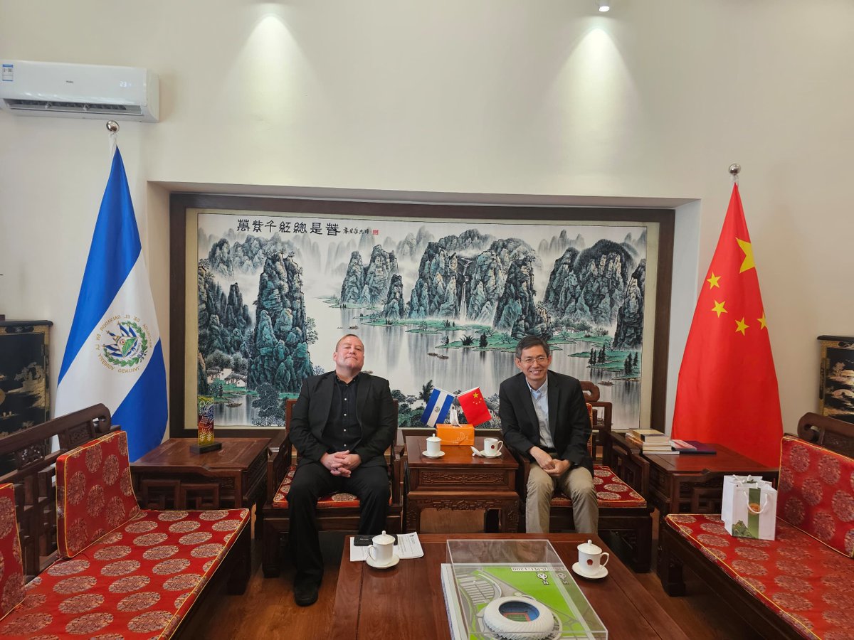 Recientemente, y como parte de nuestro acercamiento con distintas delegaciones diplomáticas en nuestro país, tuve el enorme placer de sostener una amena plática con el distinguido Señor Embajador de la RP China en El Salvador, su Excelencia Zhang Yanhui. Conversamos sobre el