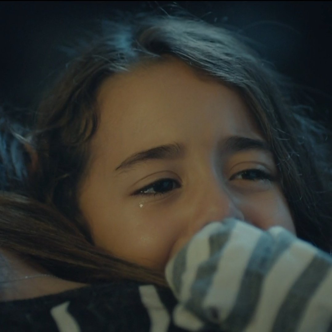 Eu espero que até o final dessa novela eu ainda tenha lágrimas pra chorar porque em terceiro episódio de novela eu já chorei o equivalente à 1 mês inteiro, cada cena da Melek toca no fundo do coração.  🥺

#NovelaMae