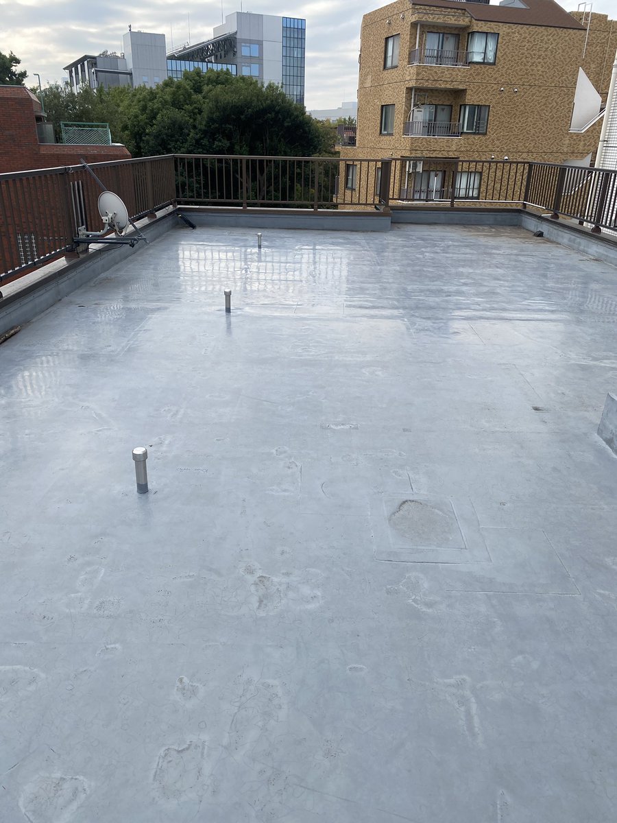 今日の待機場所！！

昔は男優みんなで屋上で日焼けしてたらしい🧴

しかし、本日は曇り☁️

朝から寒いなぁ😵

本日の待機場所は、下駄箱か屋上