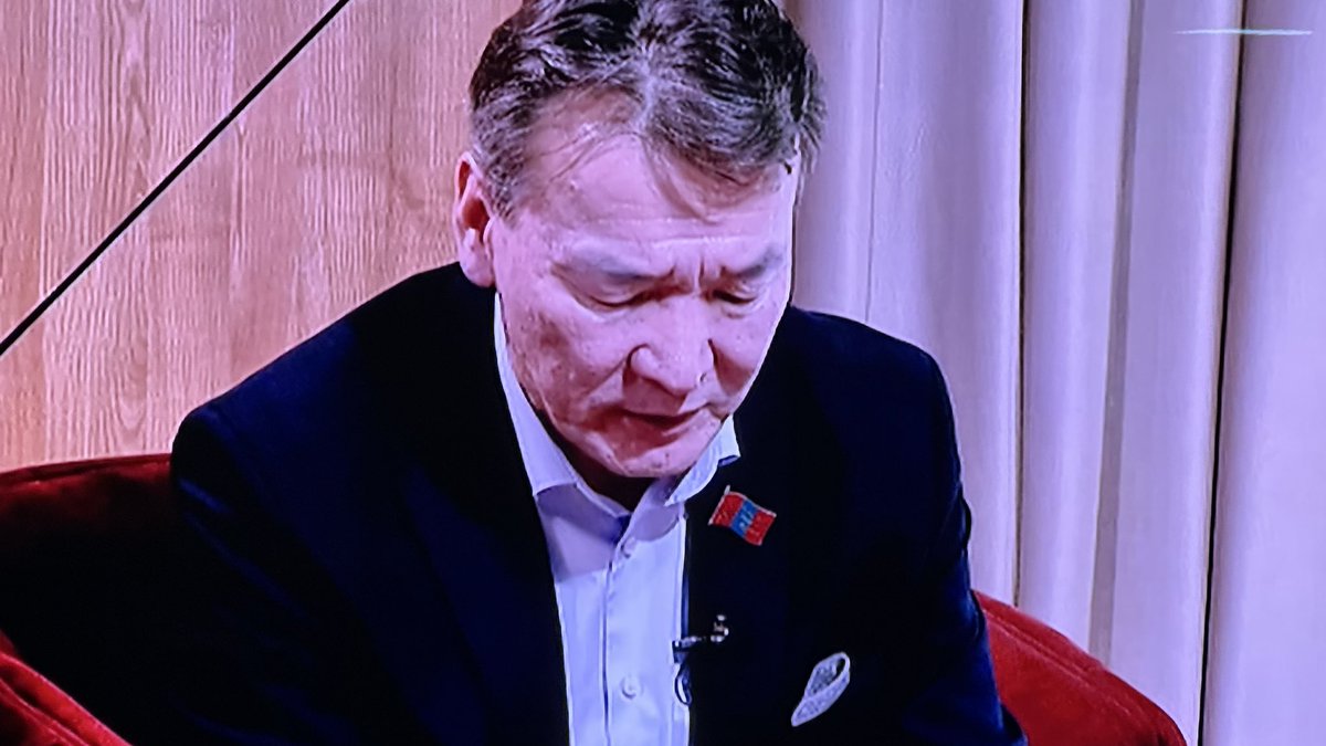 Гөлөг төөрүүлж байгаа юм шиг хадуураад шаачих юм. Уянгын халил шаагаад ....