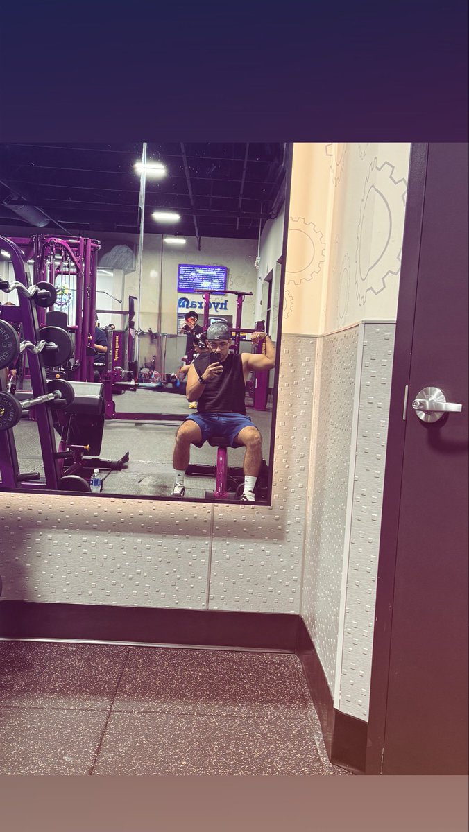 Ralph_2721's tweet image. Biceps and back day: because my shirt shouldn’t be the only thing lifting today 💪😂 #GymLife #PumpDay