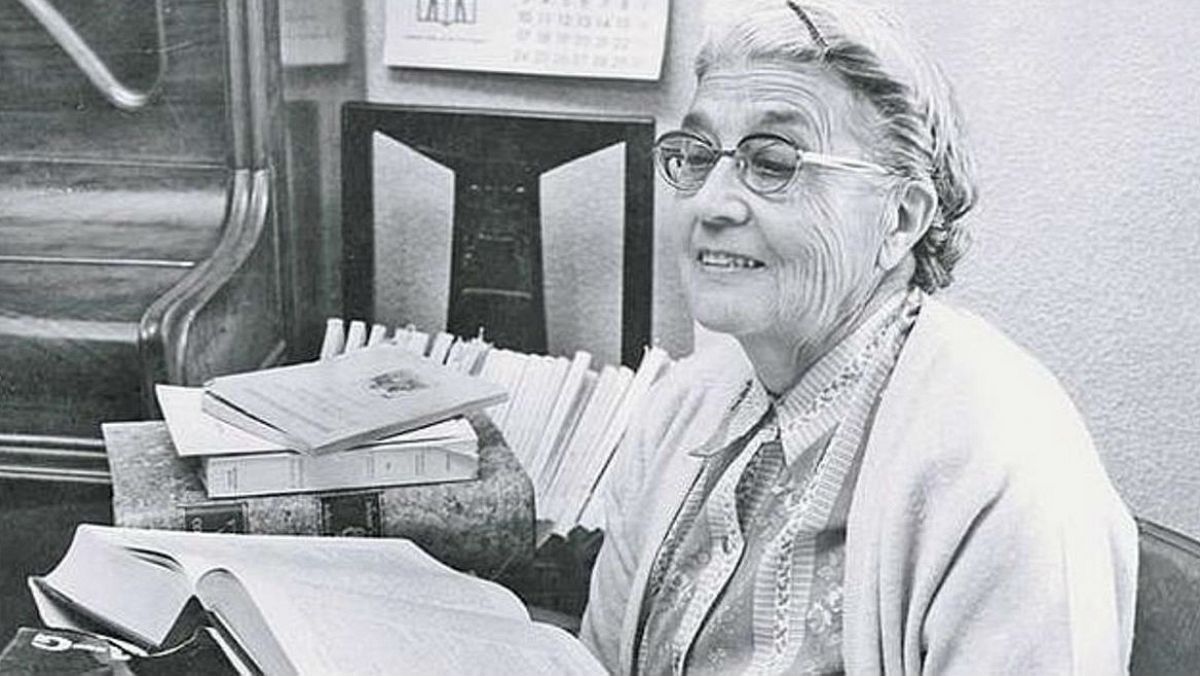 ¿Y si el diccionario no esperara palabras, sino que las persiguiera? 🏃🏼👀

Para #Gabo, eso hizo María Moliner con su 'Diccionario de uso del español'. En vez de registrar palabras que estaban a punto de "morir", salió a buscarlas vivas, en la calle, en los periódicos, en la