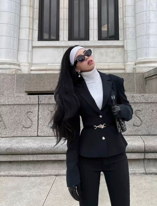 CurationStyle's tweet photo. When in doubt, go monochrome. Effortless chic in seconds. 🖤 #StyleTips https://t.co/QuGjUPl6uG