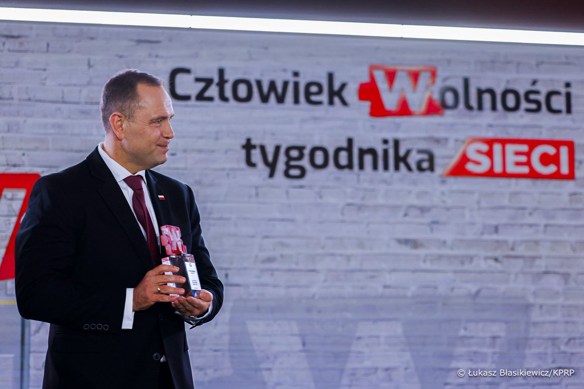 Niosę w sobie zobowiązanie wobec ludzi, którzy szli ze mną; ludzi, z którymi burzyłem sowieckie pomniki. Chcę im zadedykować Nagrodę „Człowiek Wolności Tygodnika Sieci”. Dedykuję ją także tym, którzy 1 czerwca wybrali wolność i nie ulegli stereotypom. Dziękuję za wielkie