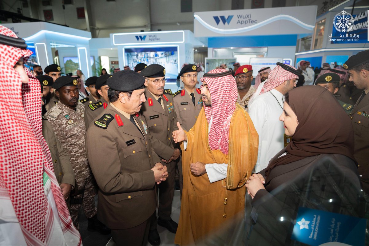 معالي مدير الأمن العام الفريق محمد البسامي، يطَّلع خلال زيارته جناح الخدمات الصحية بـ #وزارة_الدفاع في #ملتقى_الصحة_العالمي، على قدراتها النوعية في الإخلاء الجوي، وسيناريوهات الطوارئ المعقدة في مجالات طب الميدان والدمار الشامل.