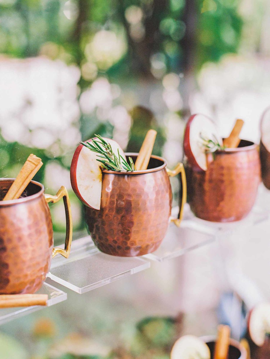 Having a cocktail hour at your fall wedding? Play into all the seasonal favorites with...
🍎Hot cider with cinnamon sticks
🍹Bourbon maple old fashioned
✨Spiced cranberry mules

Pic creds: Megan Kay Photography
