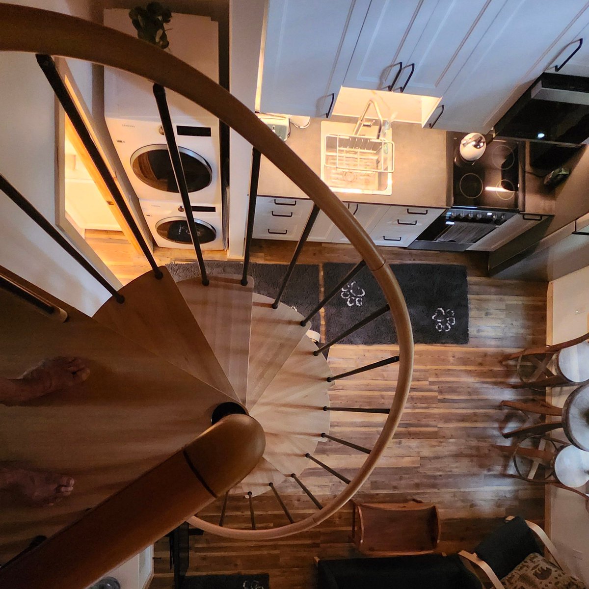 MightySmallHome's tweet image. Spiral stairs leading to new heights in our Mancelona Cottage. Innovative design for every home. 
Take a Tour: buff.ly/wU4Fx8Z

#MightySmallHomes #SpiralStairs #SmallHomeDesign
#MancelonaCottage