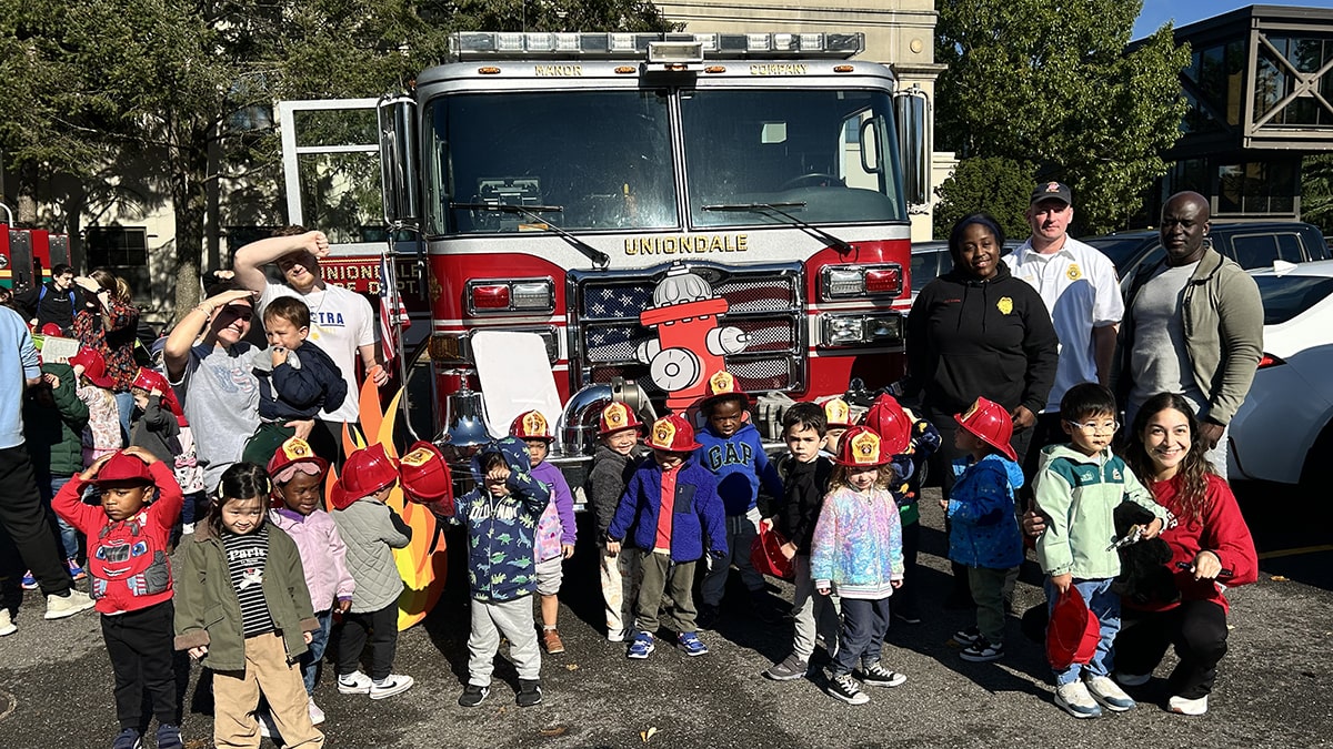 🚒 Members of the Uniondale Fire Department paid a visit to the Diane Lindner-Goldberg Child Care Institute, allowing toddlers, preschool and pre-K students to take turns in the driver’s seat of the fire engine and meet the brave first responders.

🦁 news.hofstra.edu/2025/10/24/cci…