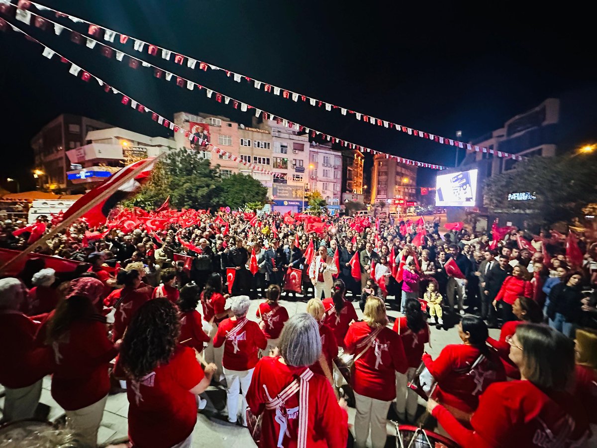 Cumhuriyetimizin 102. Yıl Dönümü Kutlamaları Kapsamında Düzenlenen Fener Alayına Katılım Sağladık..

Büyük Bir Coşkuyla Gerçekleşen Fener Alayı Kortej Yürüyüşünde Bizlerle Birlikte Olan Burhaniyeli Hemşehrilerimize Çok Teşekkür Ediyoruz.

#Burhaniye