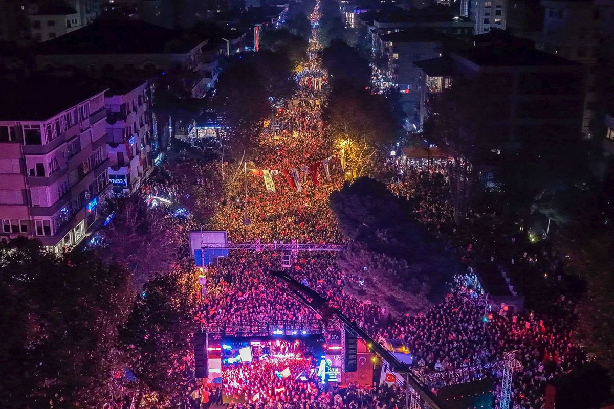 eczozgurozel's tweet photo. Bu akşam Kadıköy’de milyonlarla omuz omuza, tarihi bir yürüyüşle Cumhuriyet’in kalbini bir kez daha attırdık.

Biz, 100 yıl önce işgale boyun eğmeyenlerin torunlarıyız.
Türkiye Cumhuriyeti’nin yılmaz neferleriyiz!

Bu Cumhuriyet kolay kurulmadı, kolay da teslim edilmez!
Bu ülkeyi kimseye bırakmayız.

Yaşasın Cumhuriyet! 🇹🇷