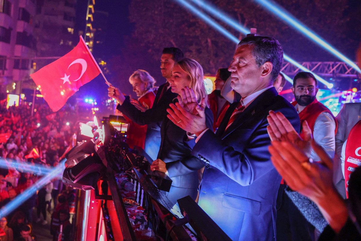 eczozgurozel's tweet photo. Bu akşam Kadıköy’de milyonlarla omuz omuza, tarihi bir yürüyüşle Cumhuriyet’in kalbini bir kez daha attırdık.

Biz, 100 yıl önce işgale boyun eğmeyenlerin torunlarıyız.
Türkiye Cumhuriyeti’nin yılmaz neferleriyiz!

Bu Cumhuriyet kolay kurulmadı, kolay da teslim edilmez!
Bu ülkeyi kimseye bırakmayız.

Yaşasın Cumhuriyet! 🇹🇷