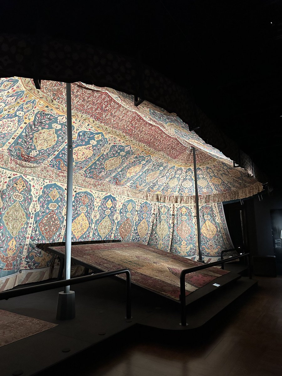 serkandev_'s tweet photo. Osmanlı Çadırları (Ottoman Tent)

Bu özel koleksiyon, Polonya’nın Krakow şehrinde kalede sergileniyor. Türk halıları, iznik çinileri ve Viyana kuşatması sonrası savaş ganimeti olan ipek kumaştan savaş çadırları koleksiyon parçaları. Mükemmel hakikaten. https://t.co/zclAYcLyFd