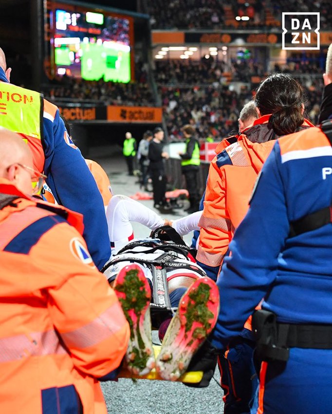 MegaPSG_'s tweet photo. 💔💔 Le peuple parisien est avec toi Dés ❤️❤️💙💙 https://t.co/lNvCtCeyn5