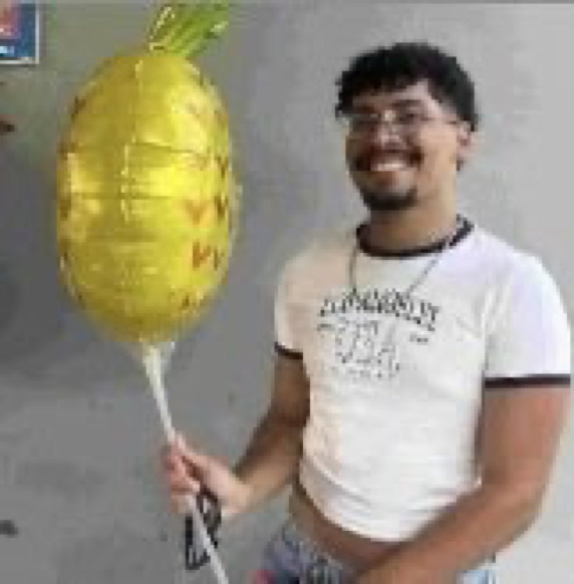 cayo caio o bofe de angelo com um abacaxi gigante