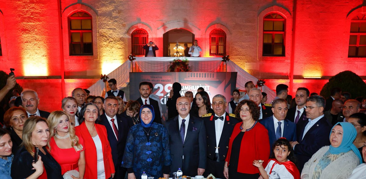 29 Ekim Cumhuriyet Bayramı dolayısıyla Valimiz Sayın Yavuz Selim Köşger ve eşi Hanımefendi Fatma Köşger’in ev sahipliğinde düzenlenen Cumhuriyet Resepsiyonuna katıldık.

Cumhuriyetimizin 102. yıl coşkusunu; birlik, beraberlik ve millet olma şuuruyla aynı sofrada, aynı bayrak