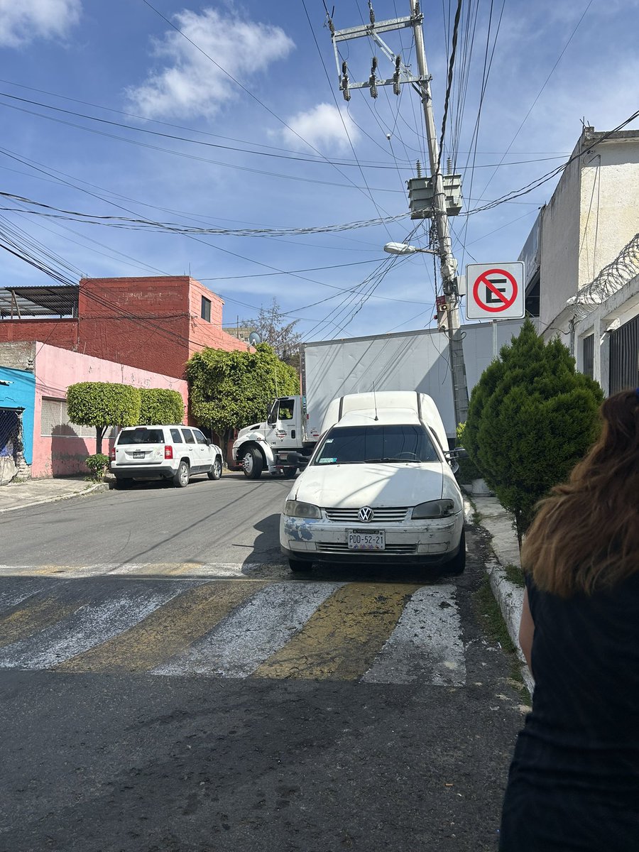 betthi's tweet photo. @cuajimalpa_gob siempre a la misma hora, maniobrando en los horarios de salidas de las escuelas aledañas, estorbando la banqueta. No hay quien regule esto? Estos negocios o bodegas que son industriales en zona urbanas y de cruce de escolares. #TransitoCDMX #Cuajimalpa https://t.co/70HYYUZ3s5