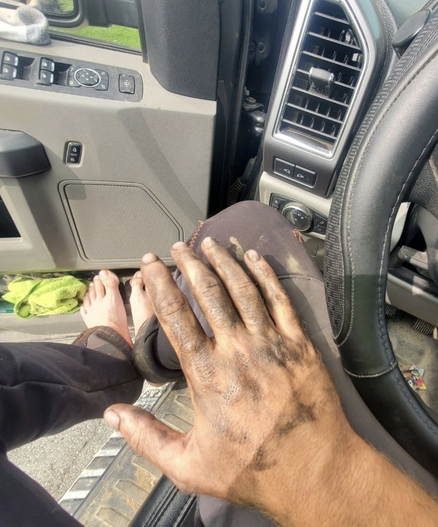 CarolinaCorey_'s tweet photo. #hardworking #country #countryman #bluecollar #manhands #dirtyman #dirtyhands #rough #roughneck #feet #manfeet #barefoot #barefeet #dirtyboy #cowboy #footfetısh https://t.co/sacGL5MY0i