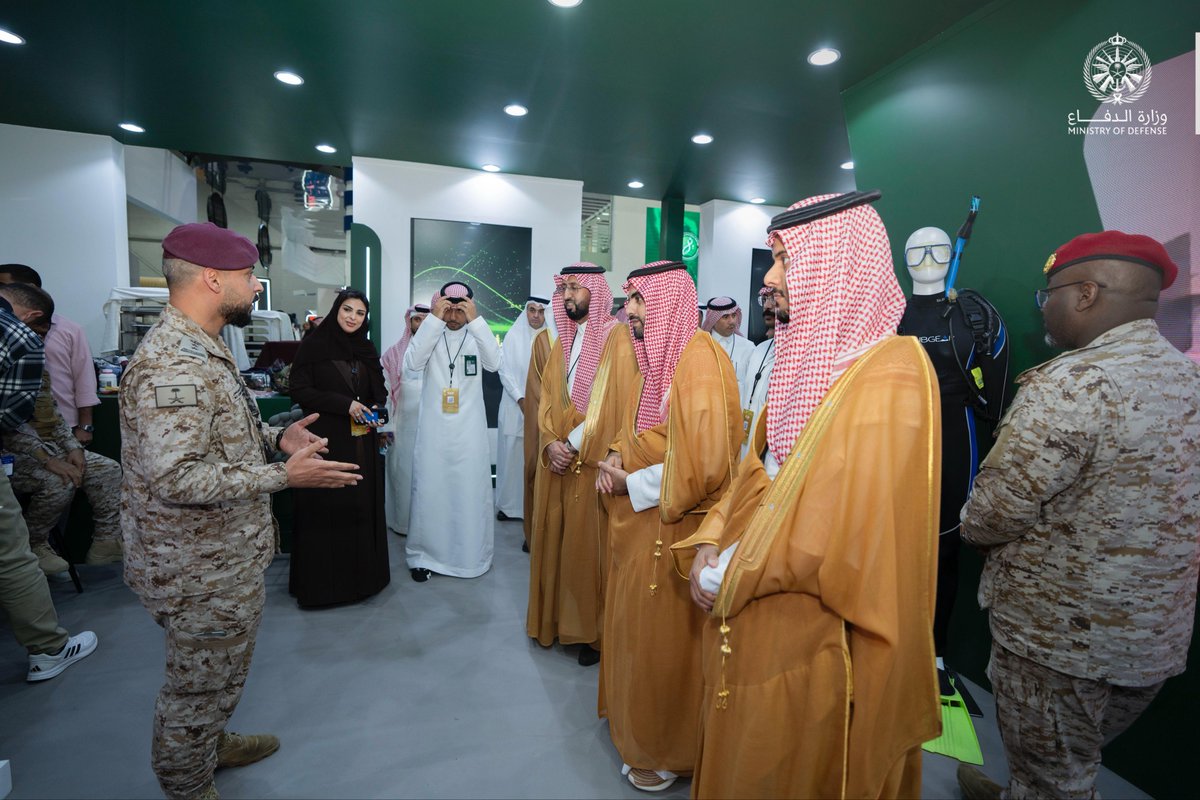modgovksa's tweet photo. كما زار معالي الرئيس التنفيذي للهيئة العامة للغذاء والدواء الدكتور هشام الجضعي جناح الخدمات الصحية بـ #وزارة_الدفاع، وتعرّف على ابتكاراتها التقنية المتقدمة، وما حققته من تطور في تعزيز جودة وكفاءة خدمات الرعاية الصحية. https://t.co/dIrLtkl8wd