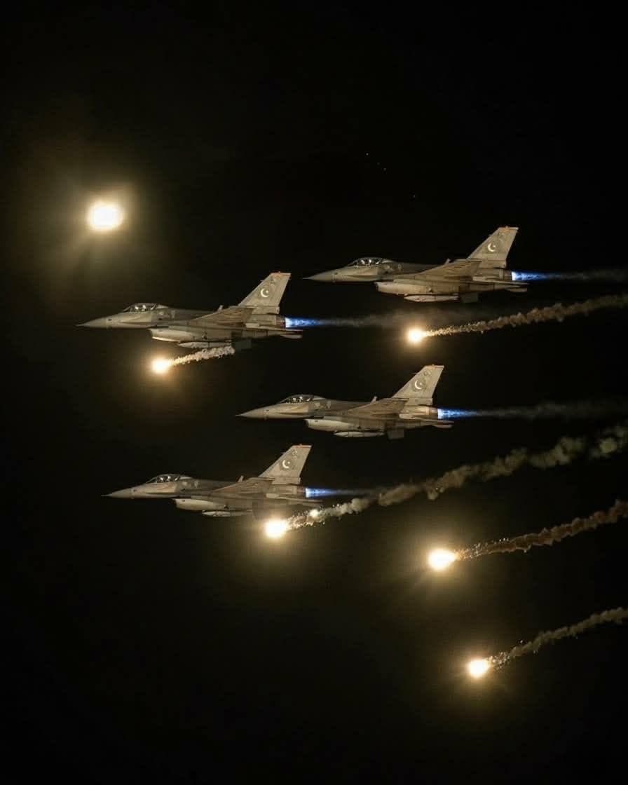 قوم کے محافظوں کو دعاؤں میں یاد رکھیں 
پاکستان کے مختلف شہروں کی ایئربیس سے نامعلوم وجوہات کی بنا پر جنگی طیاروں نے پروازیں بھری ہیں

پاک فوج زندہ باد پاکستان ہمیشہ زندہ باد 
#PakistanArmy .... 🇵🇰 #PakistanZindabad