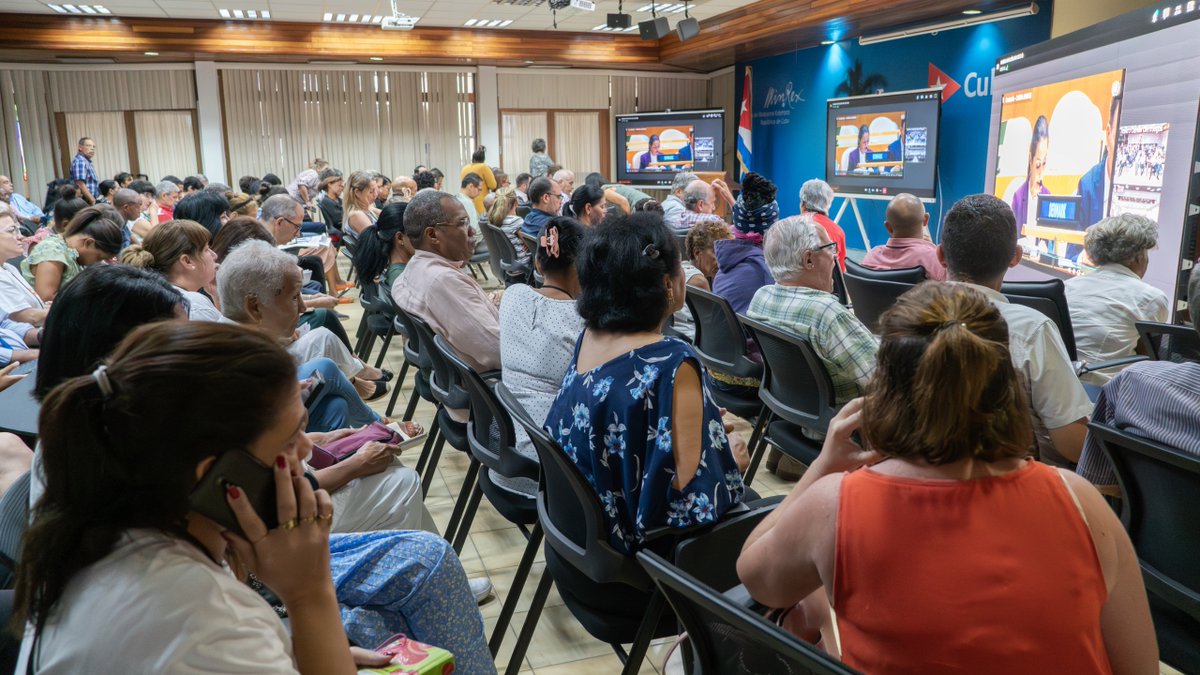 CubaMINREX's tweet photo. 📸| Hoy, el colectivo de @CubaMINREX siguió minuto a minuto el histórico debate y votación en @ONU_es contra el bloqueo.

Fuimos testigos de la victoria de la verdad y la solidaridad sobre la mentira y la manipulación. ¡El mundo volvió a decir #TumbaElBloqueo! 

#CubaNoEstáSola https://t.co/l0n0DLpTah