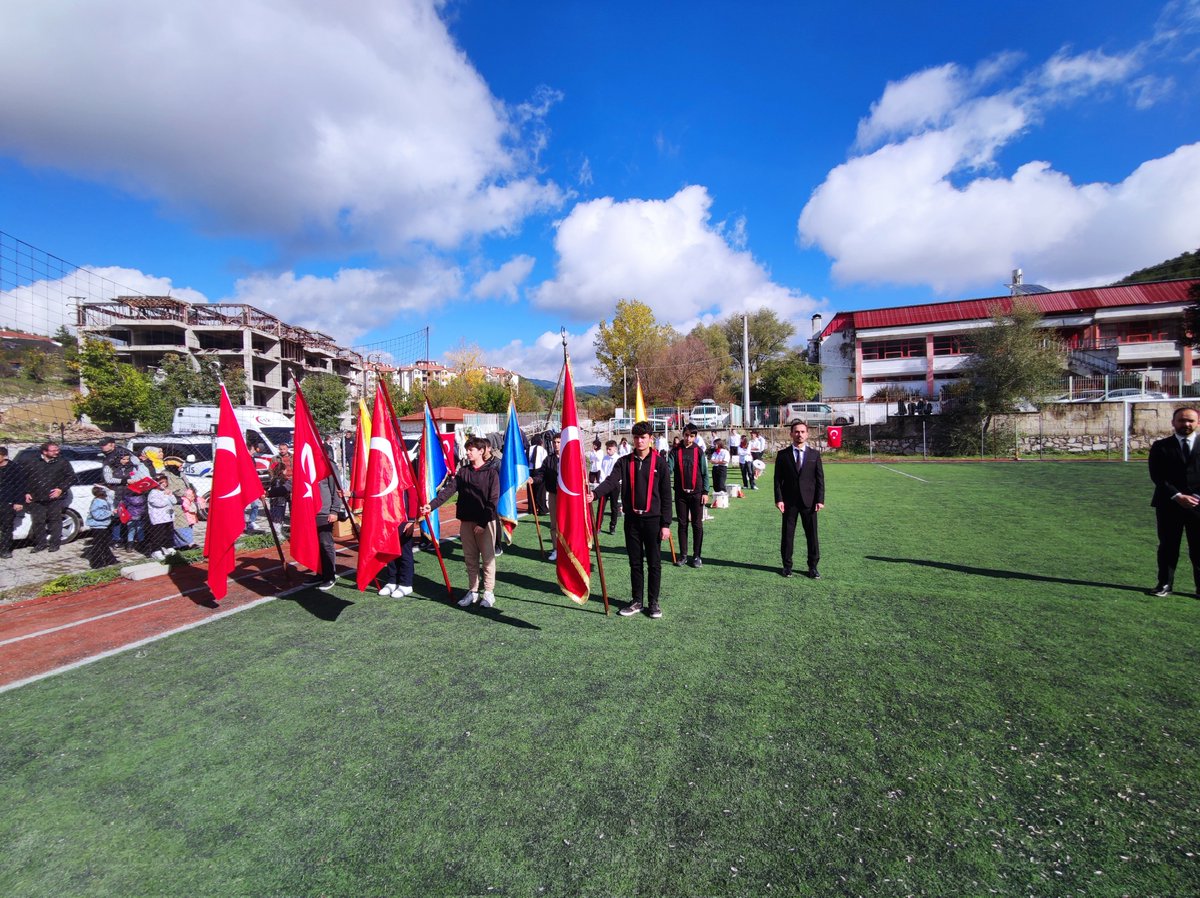 🇹🇷🇹🇷🇹🇷
29 Ekim Cumhuriyet Bayramı’nın 102. yıl dönümü Kaymakamımız Sayın Talha BATTAL, Belediye Başkanı Sn. Ali ORAL, Cumhuriyet Savcısı Sn. Seçil YARGICI BATTAL, ilçe protokolü ve halkımızın katılımıyla Beybahçesi Stadyumu’nda kutlandı.