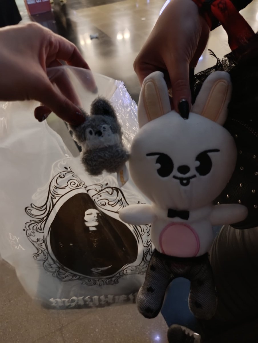itsxsora's tweet photo. Nos hemos encontrado a @MStyle06 y nos ha dado freebies monísimos ♡ https://t.co/2YEJZbpU6O