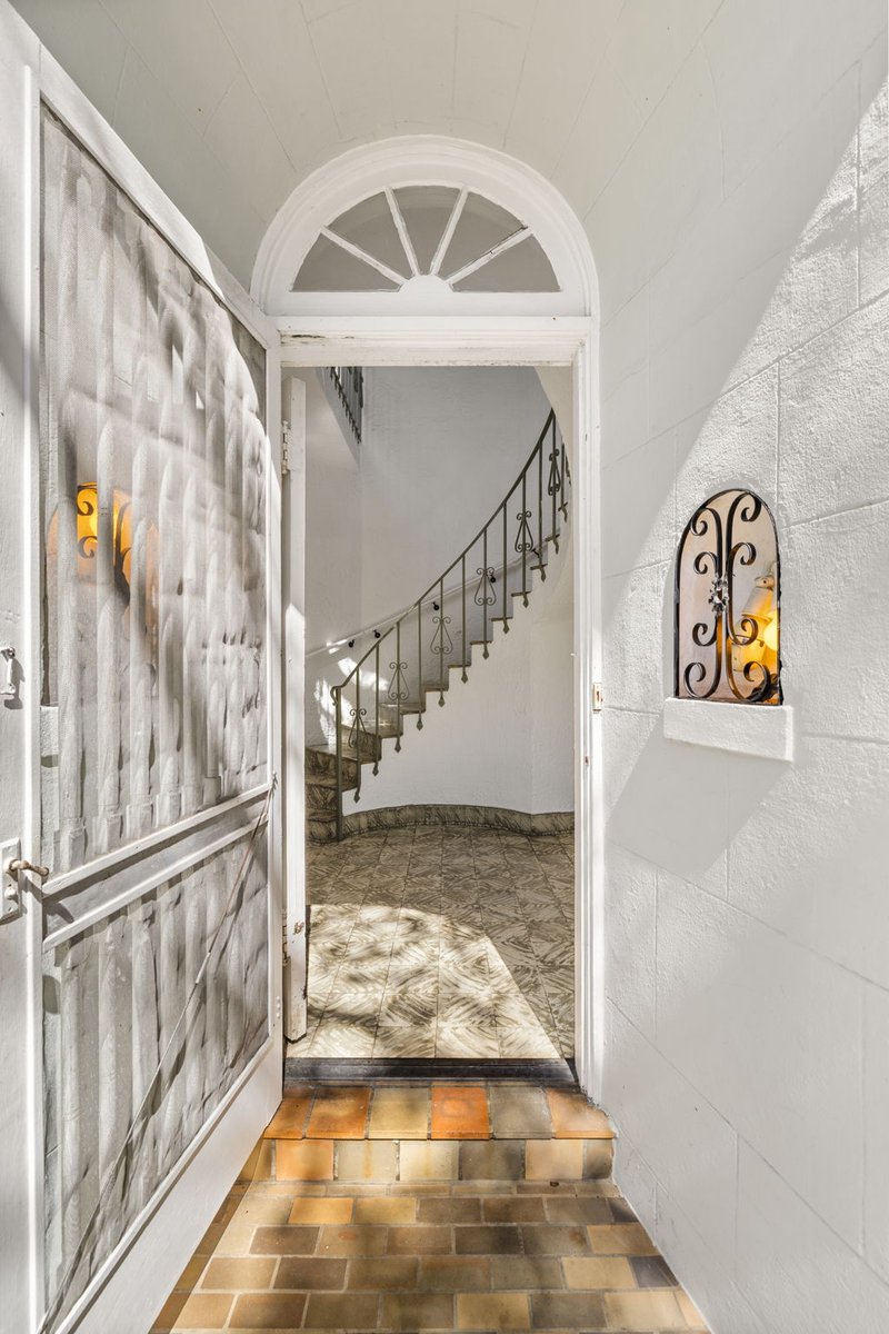 MauricioJBarba's tweet image. 907 Alhambra Cr, Coral Gables FL 
$2,700,000
4/3/2c
3,637 LA SF | 4,427 TA SF | 9,950 SF LOT
This Old Spanish treasure was masterfully designed by architect Upton C. Ewing under the watchful eye of Phineas Paist in the mid 1920s
#miamisignaturehomes #miamirealestate #newlylisted