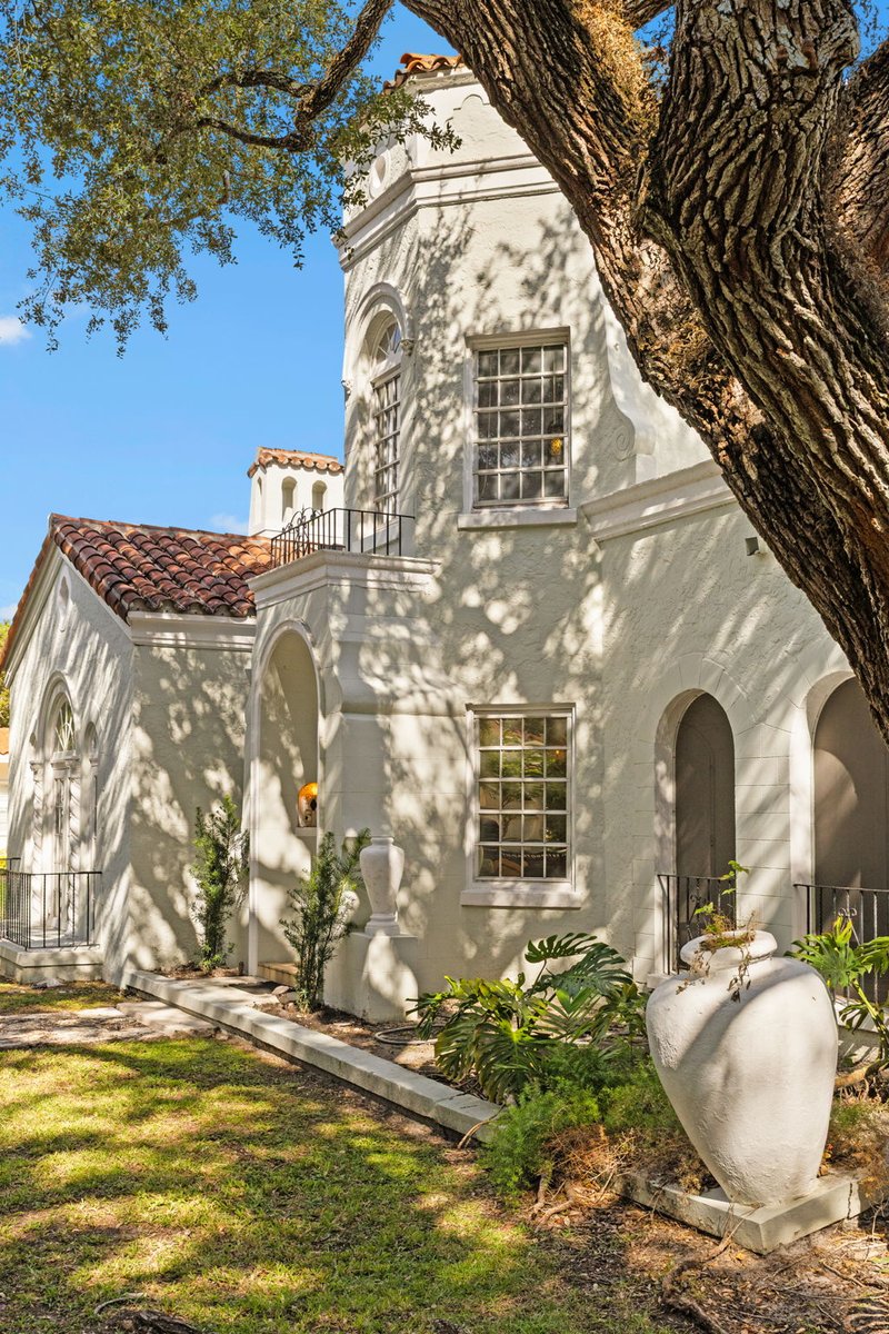 MauricioJBarba's tweet image. 907 Alhambra Cr, Coral Gables FL 
$2,700,000
4/3/2c
3,637 LA SF | 4,427 TA SF | 9,950 SF LOT
This Old Spanish treasure was masterfully designed by architect Upton C. Ewing under the watchful eye of Phineas Paist in the mid 1920s
#miamisignaturehomes #miamirealestate #newlylisted
