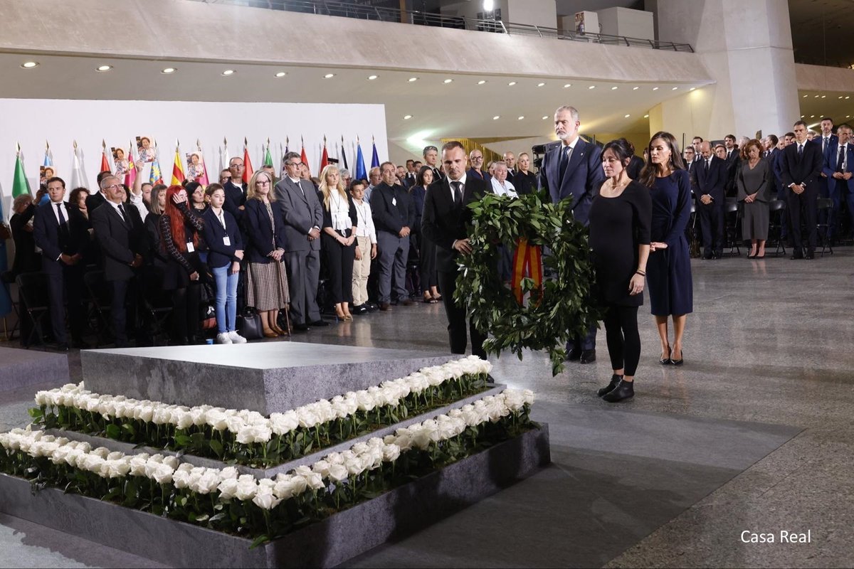 El <a href="/DefensorPuebloE/">Defensor del Pueblo</a>, Ángel Gabilondo, ha asistido al funeral de Estado en memoria de las 237 víctimas mortales de la DANA
El acto laico, presidido por los reyes, se ha celebrado en Valencia coincidiendo con el primer aniversario de la tragedia #funeralDana
defensordelpueblo.es/noticias/prime…