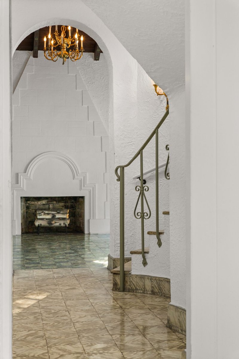 MauricioJBarba's tweet image. 907 Alhambra Cr, Coral Gables FL 
$2,700,000
4/3/2c
3,637 LA SF | 4,427 TA SF | 9,950 SF LOT
This Old Spanish treasure was masterfully designed by architect Upton C. Ewing under the watchful eye of Phineas Paist in the mid 1920s
#miamisignaturehomes #miamirealestate #newlylisted