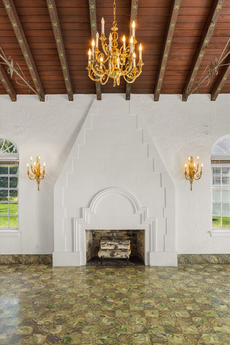 MauricioJBarba's tweet image. 907 Alhambra Cr, Coral Gables FL 
$2,700,000
4/3/2c
3,637 LA SF | 4,427 TA SF | 9,950 SF LOT
This Old Spanish treasure was masterfully designed by architect Upton C. Ewing under the watchful eye of Phineas Paist in the mid 1920s
#miamisignaturehomes #miamirealestate #newlylisted
