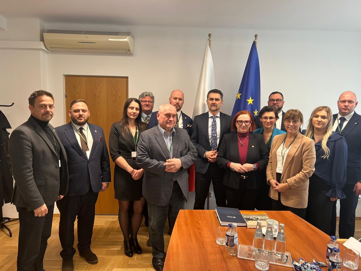 krolaczka's tweet photo. Nasz najpiękniejszy na świecie region #WarmiaMazury zasługuje na komunikację na miarę XXI wieku w tym na kolej i dworce, które nie straszą przybywających do nas gości. Na zdjęciu z samorządowcami z powiatów #Olecko #Gołdap i #LidzbarkWarminski
Pogranicze polsko - rosyjskie…
Nikt tak dobrze jak samorządowcy nie powie ministrowi infrastruktury o potrzebach mieszkańców.
