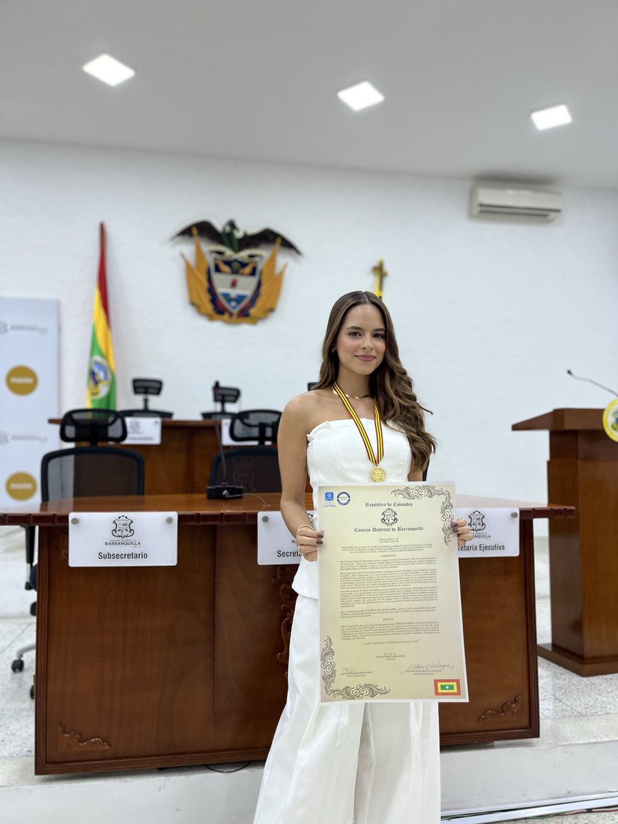 Concejodebaq's tweet image. 👏🏻 El Concejo Distrital de Barranquilla:

🎖️ Otorgó la Medalla Barrancas de San Nicolás a Salwa Maloof
Habib, por su ejemplar trayectoria al servicio de desarrollo social en la ciudad.
