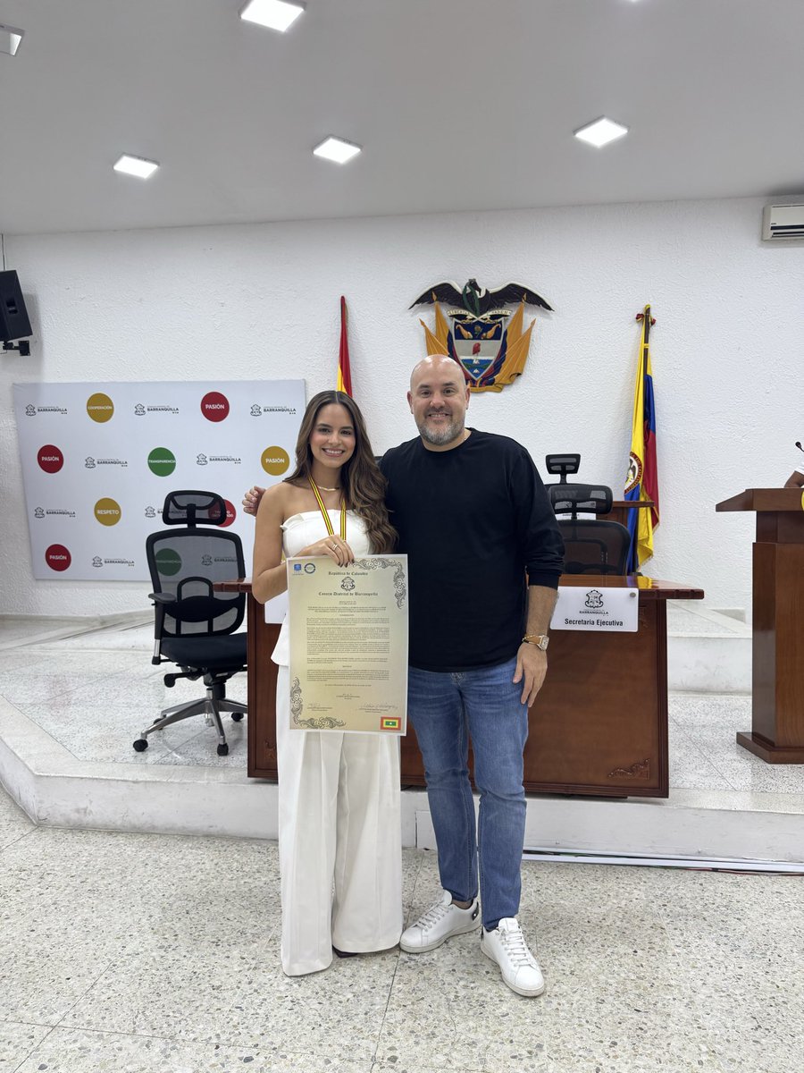 Concejodebaq's tweet image. 👏🏻 El Concejo Distrital de Barranquilla:

🎖️ Otorgó la Medalla Barrancas de San Nicolás a Salwa Maloof
Habib, por su ejemplar trayectoria al servicio de desarrollo social en la ciudad.
